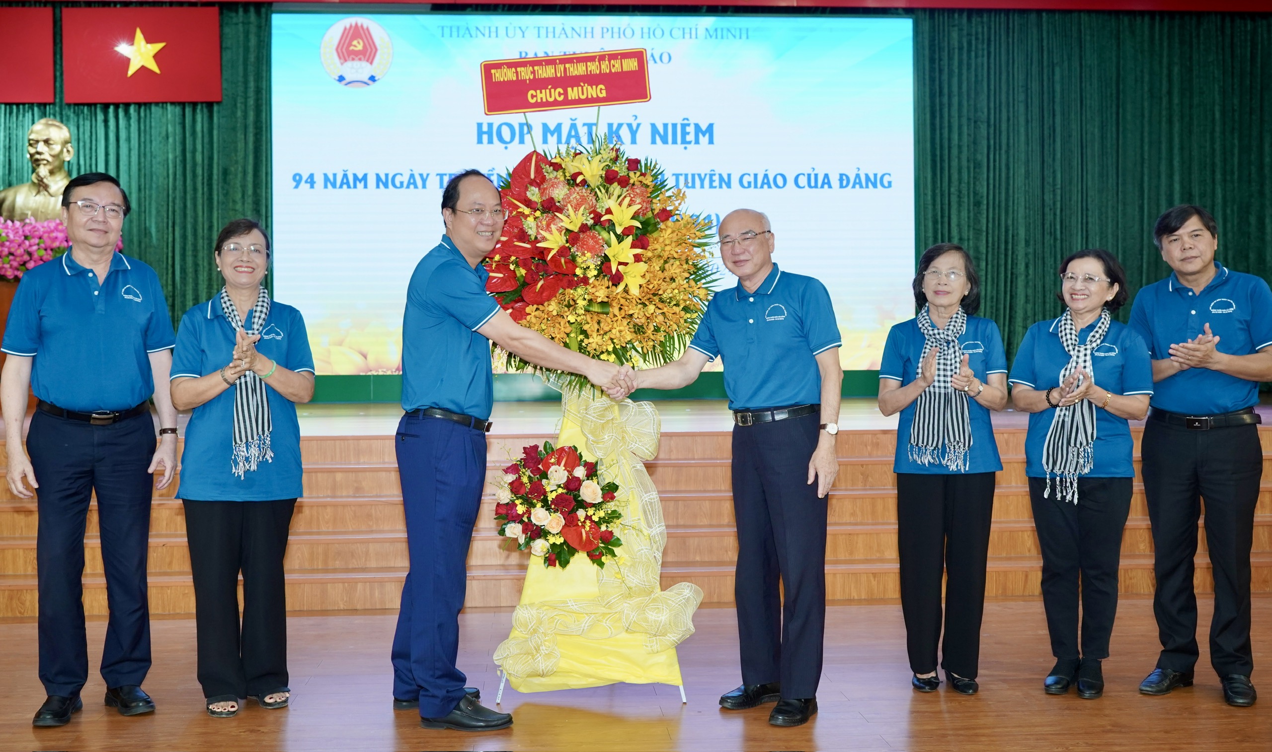 Phó Bí thư Thường trực Thành ủy TP. Hồ Chí Minh Nguyễn Hồ Hải tặng lẵng hoa của Ban Thường vụ Thành ủy TP. Hồ Chí Minh chúc mừng 94 năm Ngày truyền thống ngành Tuyên giáo của Đảng đến các đồng chí lãnh đạo, nguyên lãnh đạo Ban Tuyên giáo Thành ủy TP. Hồ Chí Minh (Ảnh: Hoàng Hùng).